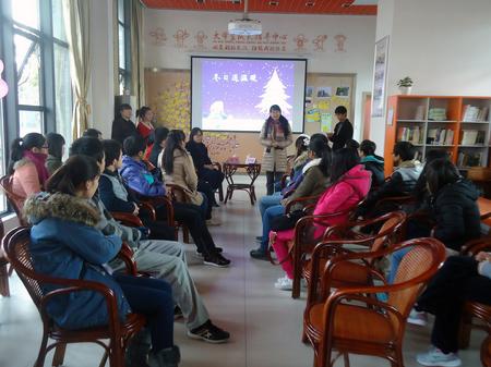 同学们聆听蒋璐敏老师讲话