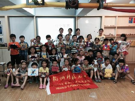 教育学院流动少年宫践行小分队 创意相框秀进娃哈哈小学